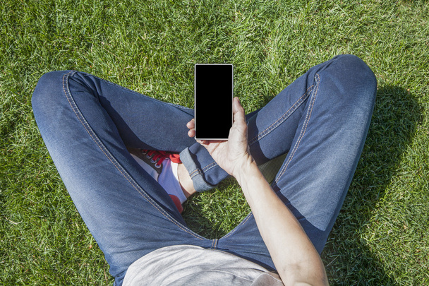 pusty ekran telefonu nogach na trawie - Zdjęcie, obraz