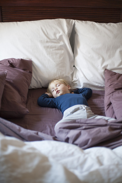 boldog baba párnák között aludt - Fotó, kép