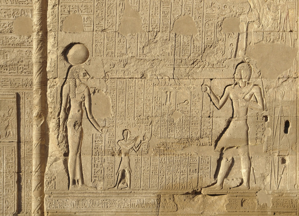 reliéf v chrámu esana v Egyptě - 写真・画像