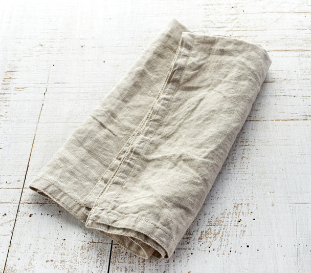 servilleta de lino sobre mesa de madera
 - Foto, imagen