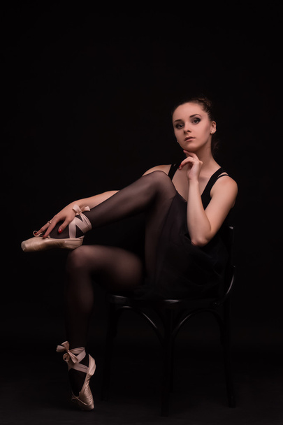 Χορευτής μπαλέτου σιλουέτα με μαύρο μαγιό στο studio  - Φωτογραφία, εικόνα