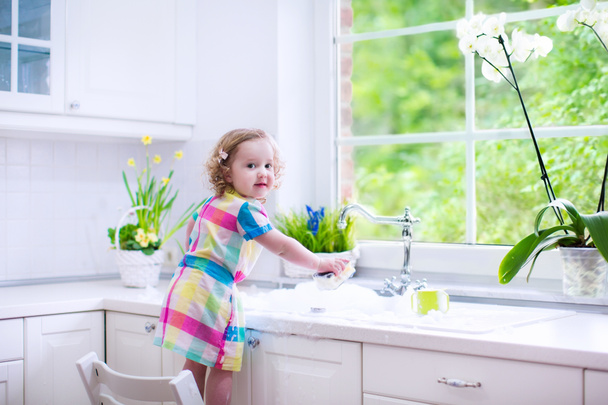 μικρό κορίτσι πλύσιμο των πιάτων - Φωτογραφία, εικόνα