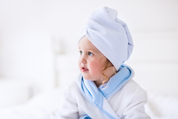 Bambina in un asciugamano dopo il bagno
 - Foto, immagini