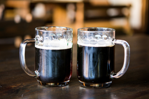 birra scura in bicchieri
 - Foto, immagini