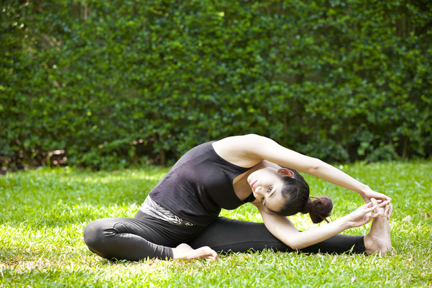Sports woman practicing yoga - 写真・画像