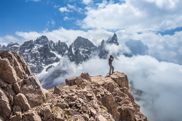 Retkeilijät Alppien vuoristopolulla
 - Valokuva, kuva