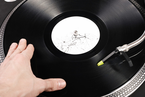 DJ krassen op de vinyl record - Foto, afbeelding