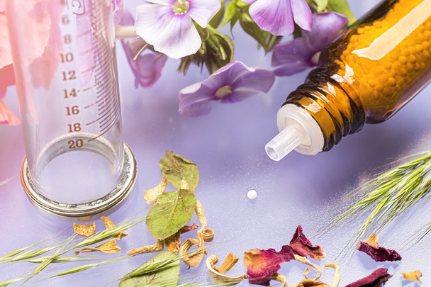 pullo homeopatia palloja, ruisku ja kukkia
 - Valokuva, kuva