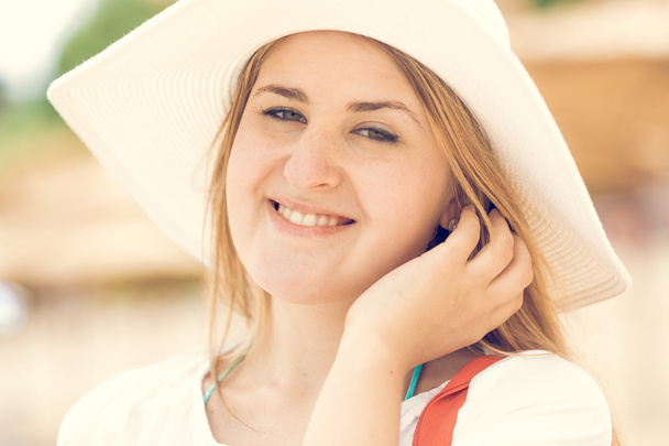πορτρέτο του όμορφη νεαρή γυναίκα στο λευκό καπέλο που θέτουν στην παραλία - Φωτογραφία, εικόνα