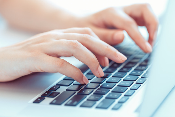 Vrouwelijke vrouw kantoor werknemer te typen op het toetsenbord - Foto, afbeelding