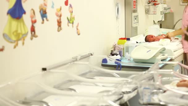 neonato in unità di cura per neonati 6
 - Filmati, video