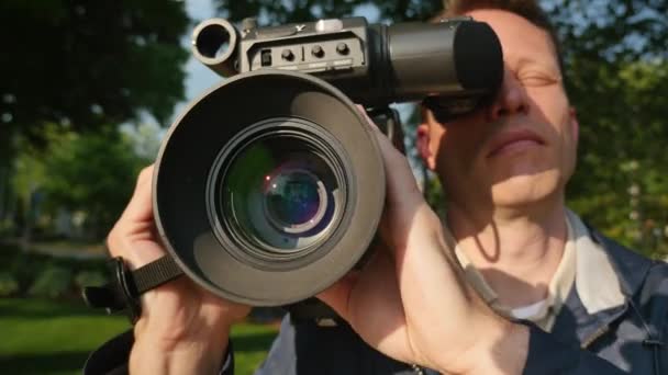 Un primer plano de un camarógrafo enfocando una cámara montada en el hombro
. - Metraje, vídeo