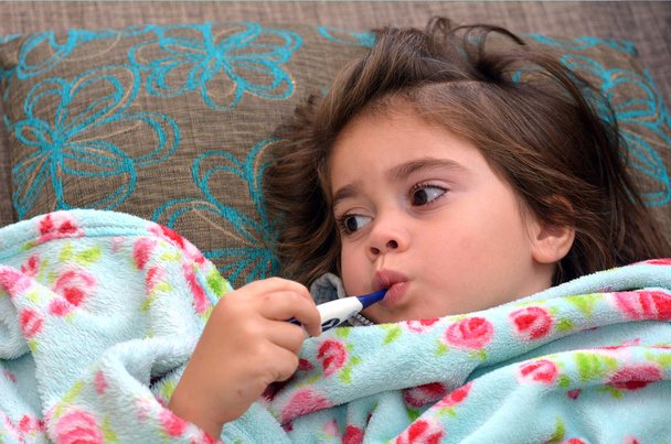 παιδί άρρωστο κορίτσι με θερμόμετρο στο στόμα - Φωτογραφία, εικόνα