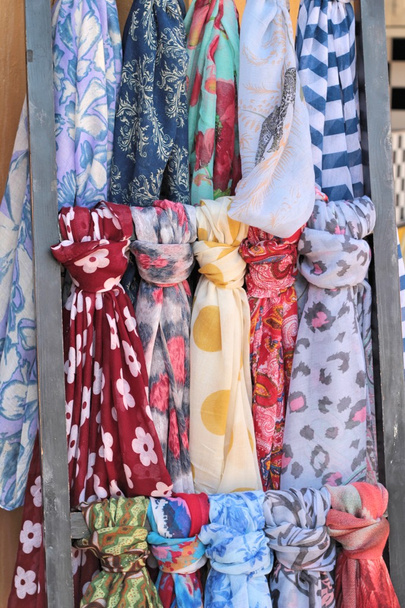 La tienda de bufandas en el mercado
 - Foto, Imagen