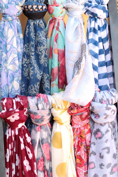 de sjaal winkel op de markt - Foto, afbeelding