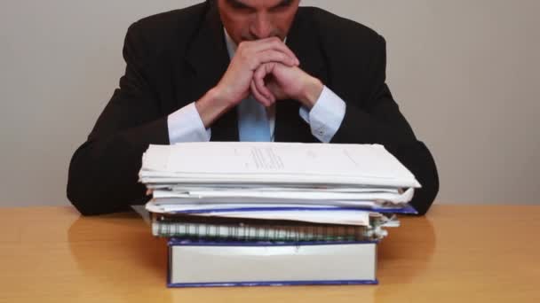 overworked işadamı evrakları yorgun - Video, Çekim