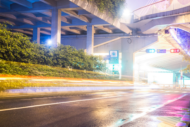 długi czas noc ruchu drogowego widok po deszczu - Zdjęcie, obraz