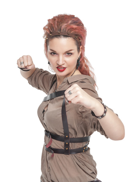 Молода красива жінка з кулаками готова боротися ізольовано
  - Фото, зображення
