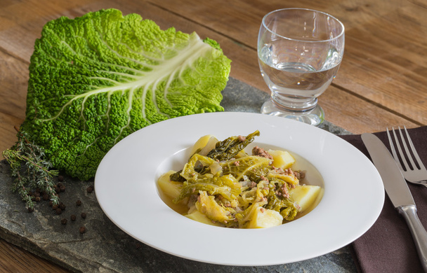 Savoy cabbage stew with potatoes and ground beef - Foto, Imagem