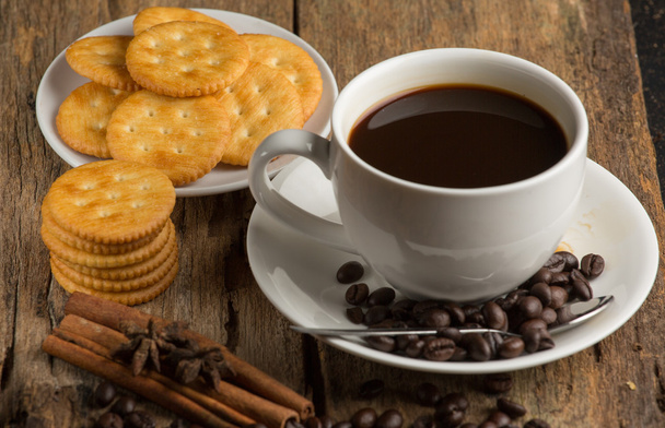 Tasse Kaffee auf einem Holzbrett und Kekse - Foto, Bild