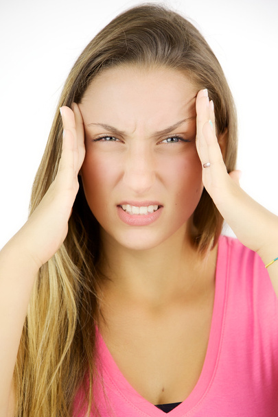 Mujer rubia joven con fuerte dolor de cabeza aislado
 - Foto, Imagen