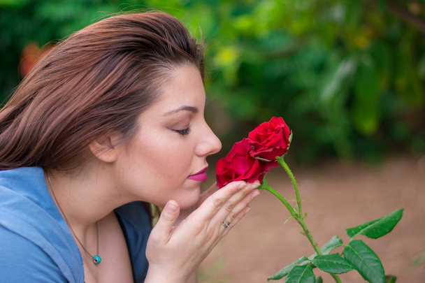 ruiken de rozen - Foto, afbeelding