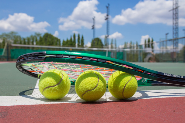 Racchetta da tennis e palline sul campo da tennis - Foto, immagini