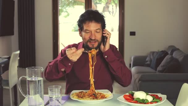 El hombre feliz está comiendo espaguetis
 - Imágenes, Vídeo