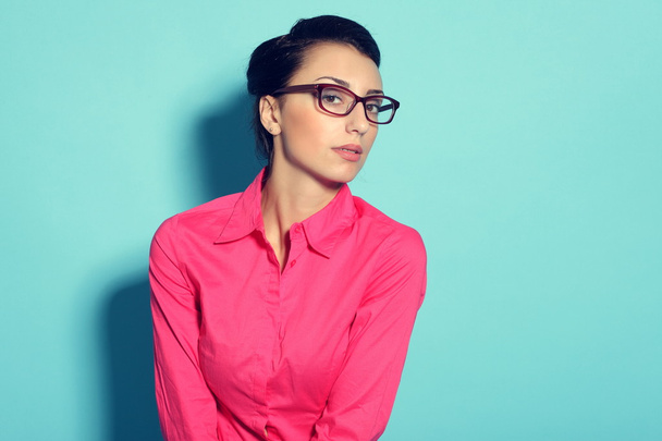 attractive cheerful young woman in glasses - Foto, imagen