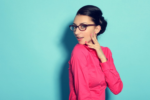 привлекательная веселая молодая женщина в очках
 - Фото, изображение