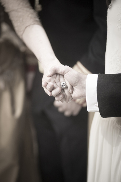 Νύφη και το γαμπρό σε γαμήλια τελετή γάμου, κρατώντας τα χέρια - Φωτογραφία, εικόνα