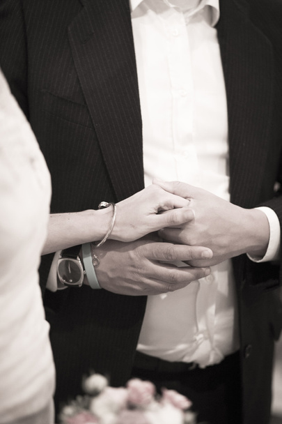 Panna młoda i pan młody w małżeństwie ślub trzymając się za ręce - Zdjęcie, obraz