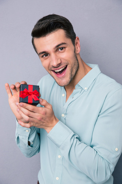 Cheerful young man holding gift box - Photo, image