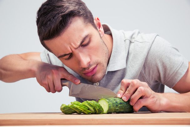 Young man cutting vegetables - Fotografie, Obrázek