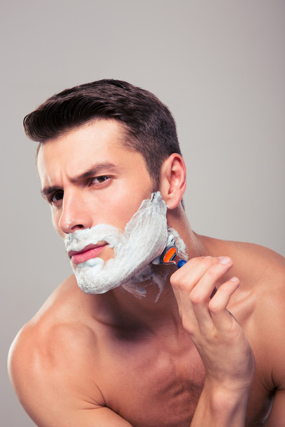 Young handsome man shaving - Foto, Bild
