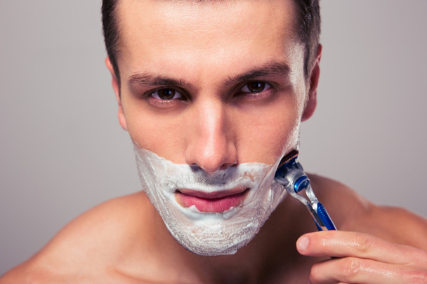 Handsome man shaving - Foto, imagen