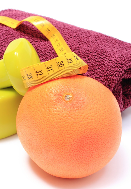 Sombrillas y toalla para usar en fitness, fruta fresca con cinta métrica
 - Foto, imagen