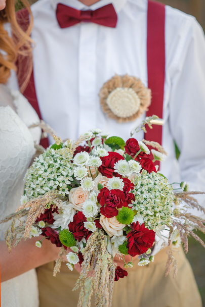 νύφη και γαμπρός με μια γαμήλια ανθοδέσμη - Φωτογραφία, εικόνα