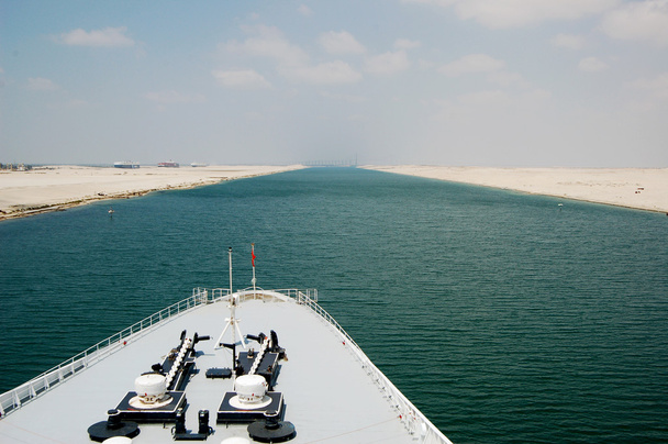 Passagiere eines Kreuzfahrtschiffes passieren Suez-Kanal. - Foto, Bild