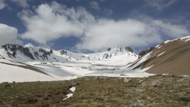 όμορφη χιονισμένο βουνό Πανόραμα σύννεφο χρονική - Πλάνα, βίντεο