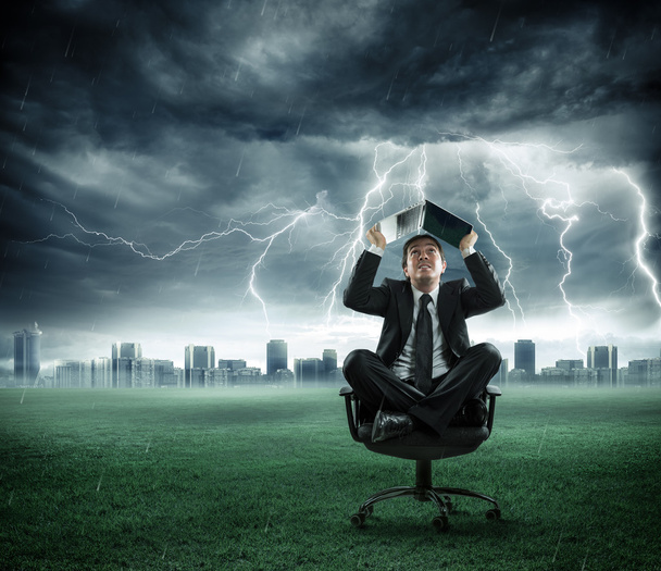 risque et crise - homme d'affaires est réparé par la tempête avec l'ordinateur
 - Photo, image