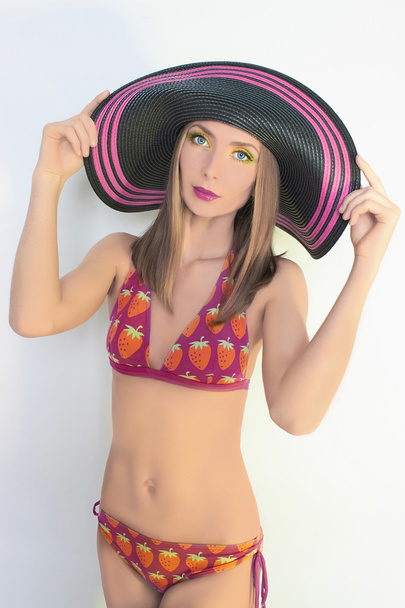 Seksikäs tyttö bikinit ja hattu
 - Valokuva, kuva