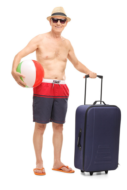 Starší muž, který držel beach ball a pytel - Fotografie, Obrázek