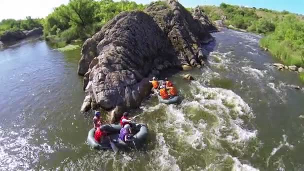 Bir grup insan nehirde rafting üzerinde eğleniyor. Havadan görünümü - Video, Çekim