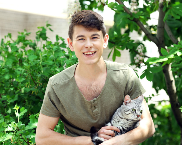 man with cute cat - Valokuva, kuva