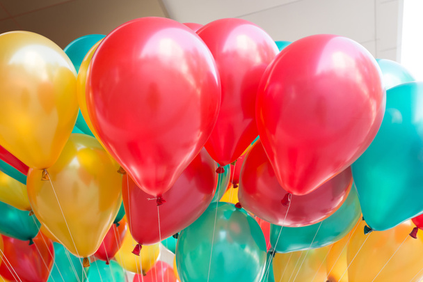 bunte Luftballons mit fröhlicher Feier Party Hintergrund - Foto, Bild