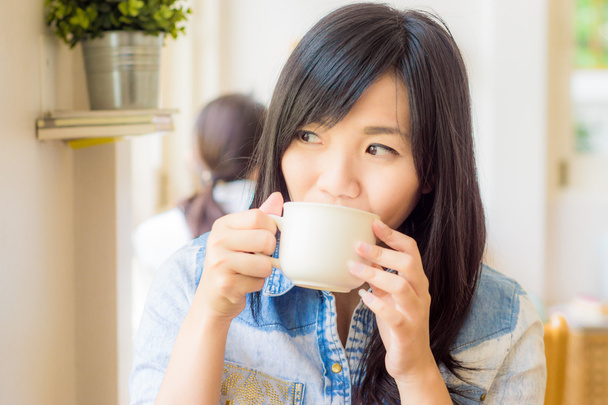 Mujer con taza de café sonriendo en la cafetería
 - Foto, Imagen