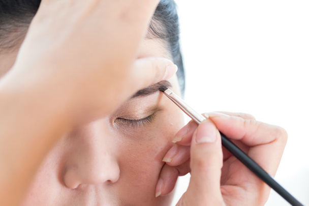 maquillaje belleza con cepillo ceja en la mujer bonita
 - Foto, Imagen