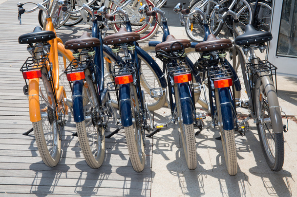 Fahrräder zum Mieten oder Verkaufen auf der Straße - Foto, Bild