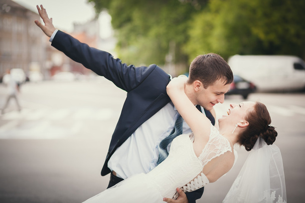 bride kissing groom - Фото, изображение